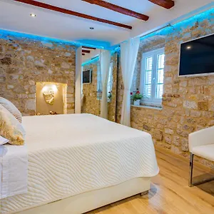Gasthuis & Stars Free Parking, Trogir